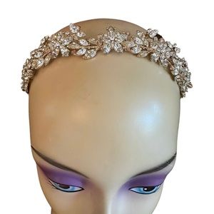 90’s era gold & rhinestone bridal tiara. Unique flower & leaf design. 🌸 🍃